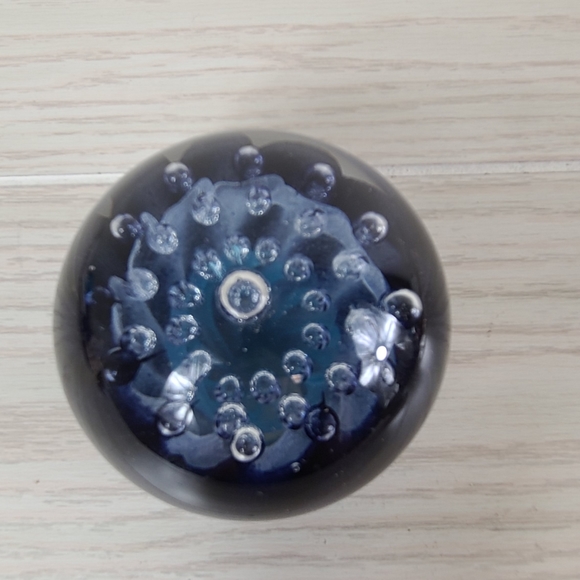 Anton Intaglio Hand Blown Glass Paperweight Signed and Numbered 1992 32/3000 - Picture 2 of 12